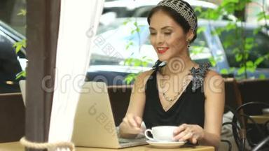 <strong>女人</strong>在咖啡馆里用手提电脑<strong>接电话</strong>，有选择地集中注意力